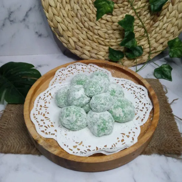 Bulatkan mochi, taburi lagi dengan tepung sangrai. Sajikan.