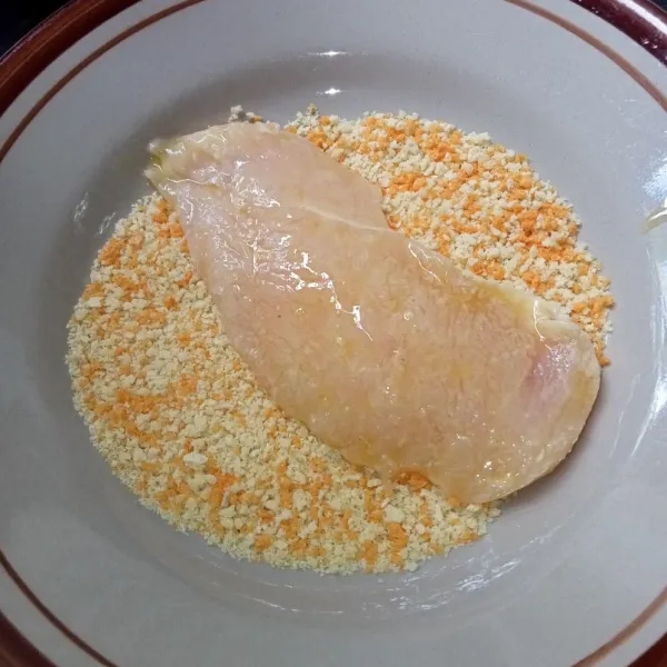 Gulingkan di tepung panir sampai merata dan ayam tertutupi oleh tepung panir.