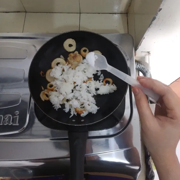 Beri garam dan kecap ikan, lalu aduk rata.