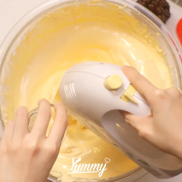 Tambahkan mentega leleh dan vanilli aduk perlahan menggunakan spatula. Pastikan tercampur rata.