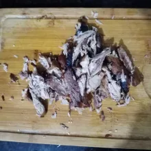 Suwir - suwir ikan tongkol goreng.