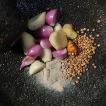 Haluskan semua bahan bumbu halus.