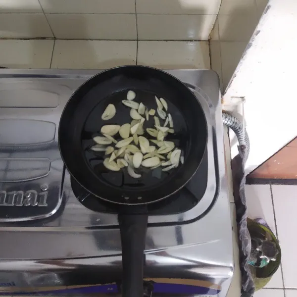 Masukkan bawang putih dan masak sampai harum.