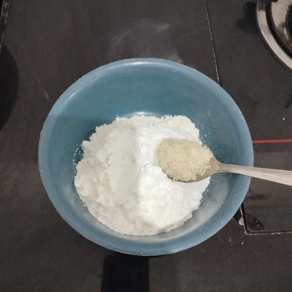 Masukkan ke dalam mangkuk : tepung terigu, tepung maizena, tepung beras, gula pasir dan garam. Aduk rata.
