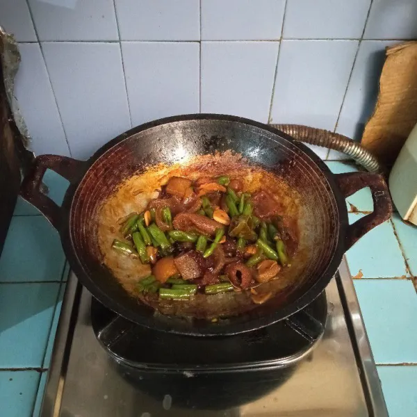 Masak hingga kuah menyusut dan bumbu meresap.