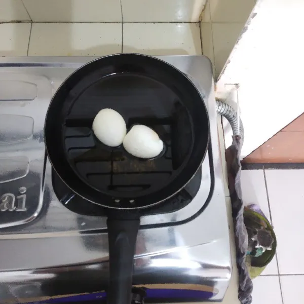 Masukkan telur yang sudah di rebus sebelumnya dan goreng sebentar.