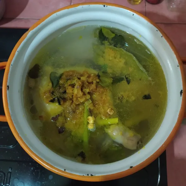 Masukkan tumisan bumbu ke dalam rebusan ayam dan rebus sampai ayam empuk. Kemudian bumbui dengan garam, lada bubuk, dan gula pasir.