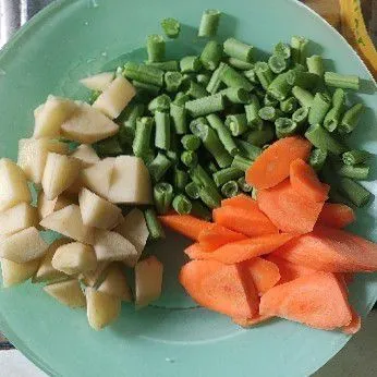 Siapkan sayuran yang telah di cuci dan di potong sesuai selera