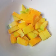Kupas mangga dan potong-potong.