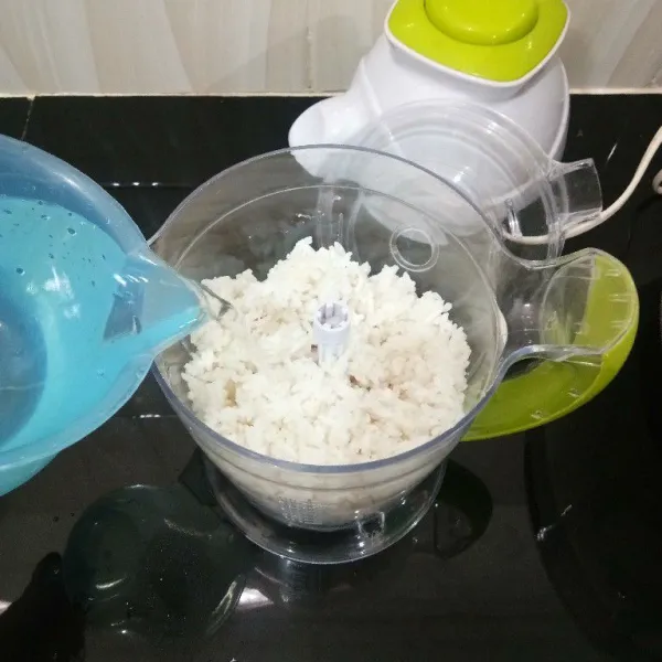 Masukkan nasi dan air secukupnya ke dalam chopper/blender lalu proses hingga halus. Sisihkan.