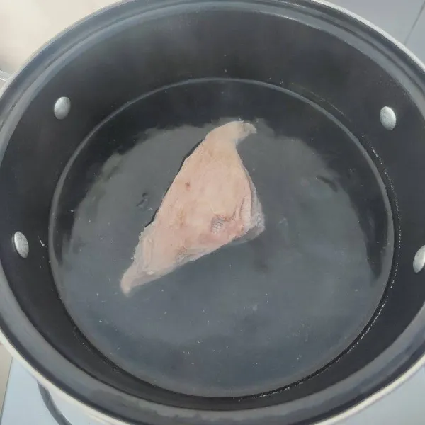 Rebus daging dengan 1 liter air hingga daging empuk dan gunakan api kecil.