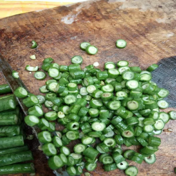 Iris tipis kacang panjang.