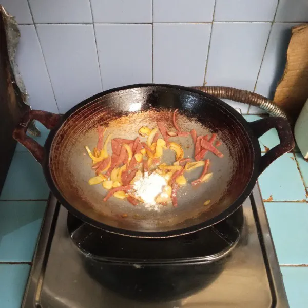 Tumis bumbu iris sampai harum, lalu tambahkan pepperoni beef, aduk rata. Masukkan tepung terigu, aduk.