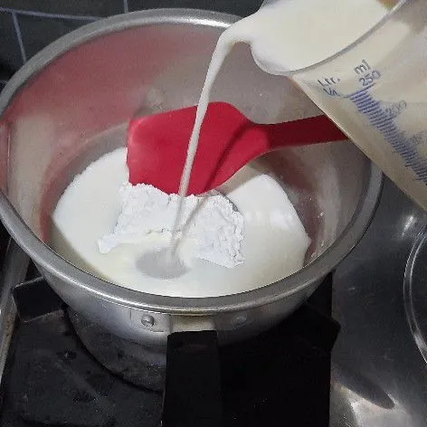 Dalam panci masukkan maizena, gula pasir kemudian tuang susu cair, nyalakan api kecil.