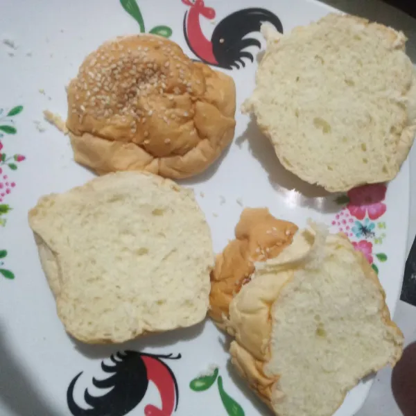 Belah roti bun menjadi 2 bagian.