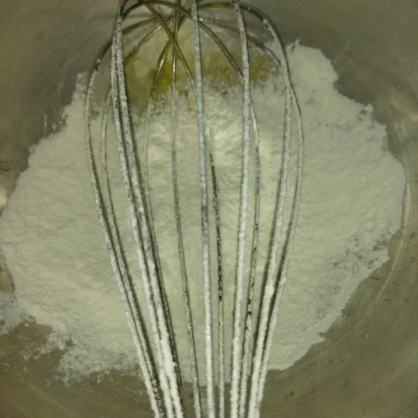 Tambahkan tepung terigu dan baking powder, aduk rata.