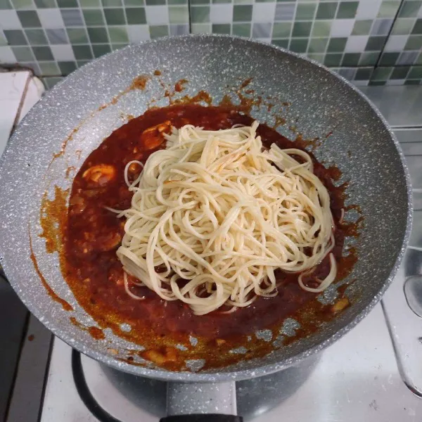 Ambil sebagian bahan saos bolognese, tuang ke dalam wadah bertutup rapat lalu simpan di kulkas. Masukkan setengah bagian spaghetti ke dalam saos. Resep ini bisa untuk 2 porsi.