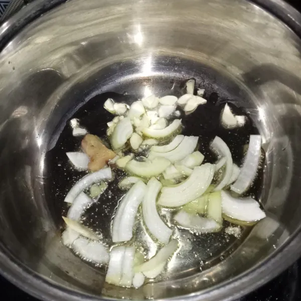 Tumis bawang bombay, bawang putih, dan jahe sampai harum.