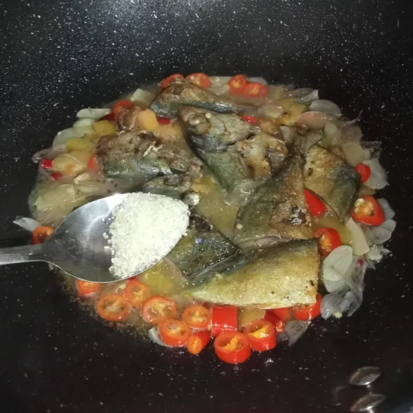 Masukkan ikan goreng dan bumbui dengan garam, lada bubuk, gula pasir, serta kaldu jamur.