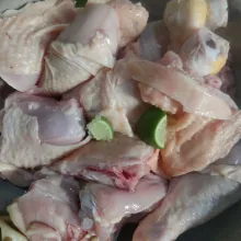 Cuci bersih ayam, beri perasan jeruk nipis. Diamkan selama 10 menit, cuci kembali hingga bersih, tiriskan.