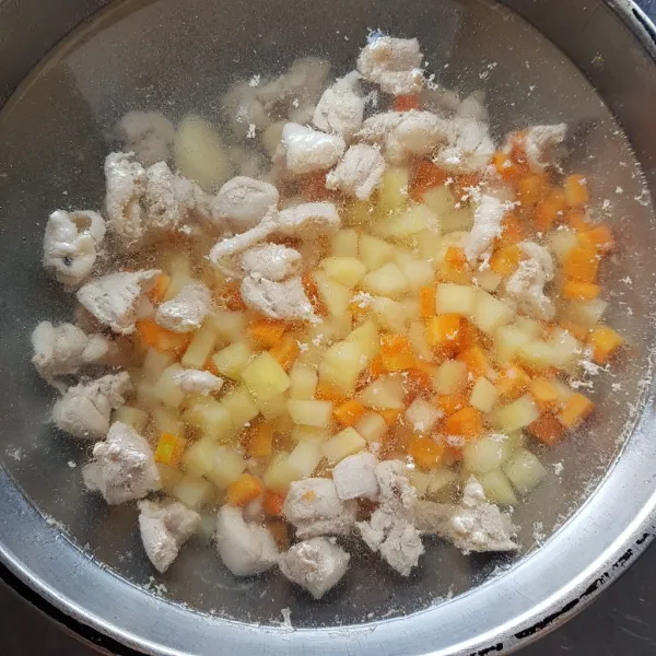 Kemudian masukkan potongan wortel dan kentang. Tambahkan garam dan gula pasir, aduk rata. Masak hingga ayam matang, wortel dan kentang empuk.