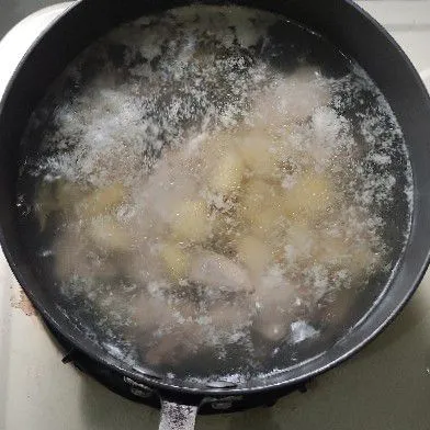Rebus air hingga mendidih masukan ayam sampai setengah empuk saring kotoran yang mengapung beri air lagi dan masukan kentang