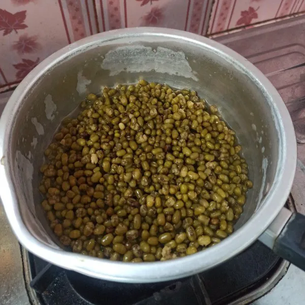 Cuci bersih kacang hijau kemudian rebus sampai empuk dan matang.