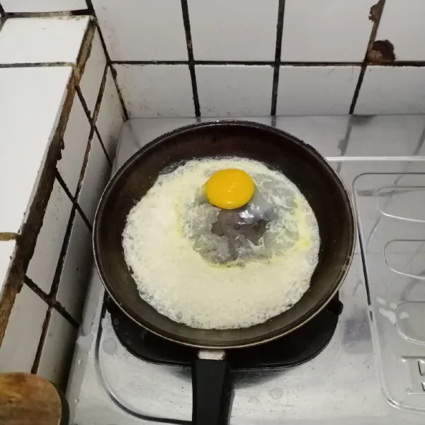 Masukkan telur. Aduk cepat.
