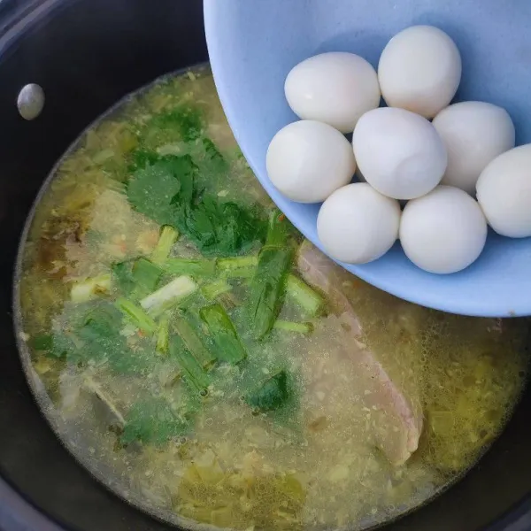 Masukkan seledri, irisan daun bawang bagian hijau, dan telur puyuh.