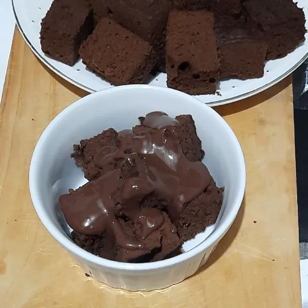 Siapkan cake potong sesuai selera kemudian tuang saus coklat.