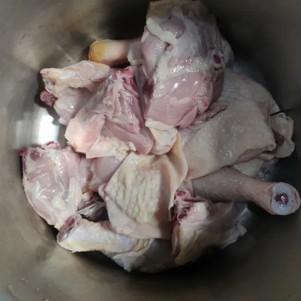 Masukkan ayam ke dalam panci presto.