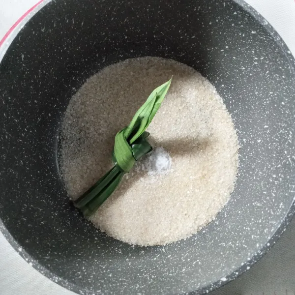 Dalam panci masukkan gula, garam dan daun pandan. Tuang santan, aduk rata.