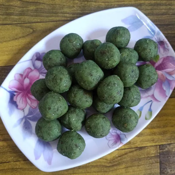 Bulat-bulatkan kumbu kacang hijau.