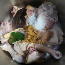 Masukkan bumbu halus, garam, kaldu bubuk, gula pasir, daun salam dan serai.