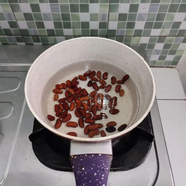 Rebus kacang merah selama 15-20 menit hingga empuk.