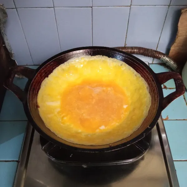 Panaskan minyak, tuang adonan telur ke dalam wajan. Masak dengan api kecil.