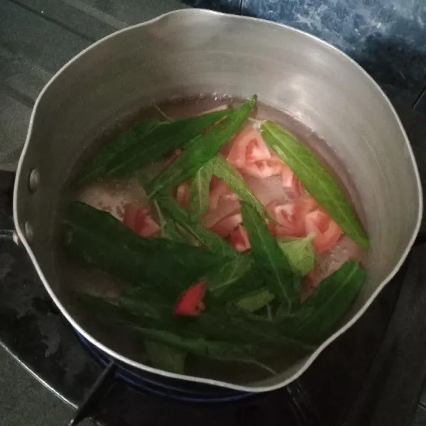 Didihkan air 300 ml. Rebus daun kangkung, tomat dan cabe.