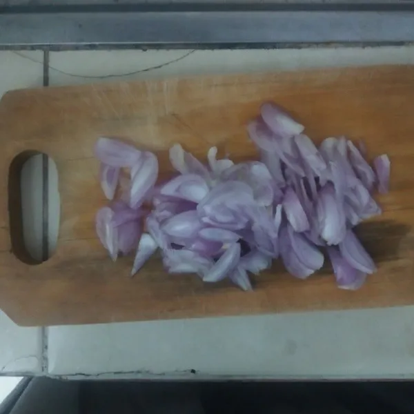 Iris tipis-tipis bawang merah.