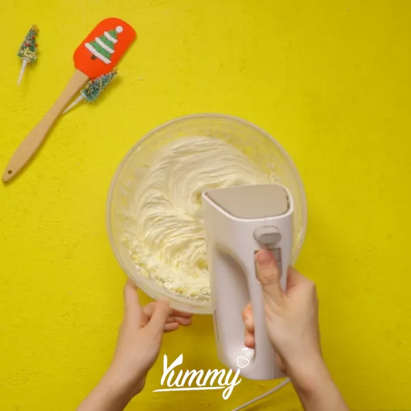 Masukkan mentega, gula, dan vanili ke dalam wadah kemudian mixer dengan kecepatan sedang hingga pucat dan mengembang.