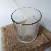 Siapkan gelas dan masukkan es batu.