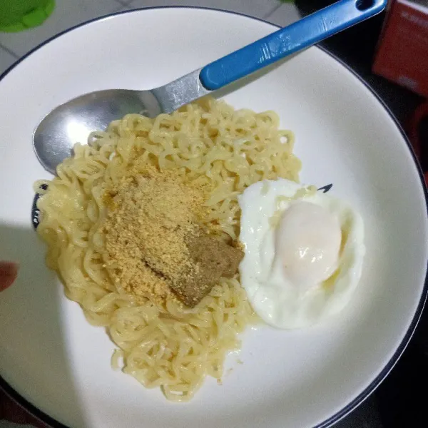 Tiriskan mie dan telur ke dalam wadah mangkok/ piring. Beri garam, bubuk kari, bubuk kaldu jamur dan merica bubuk.