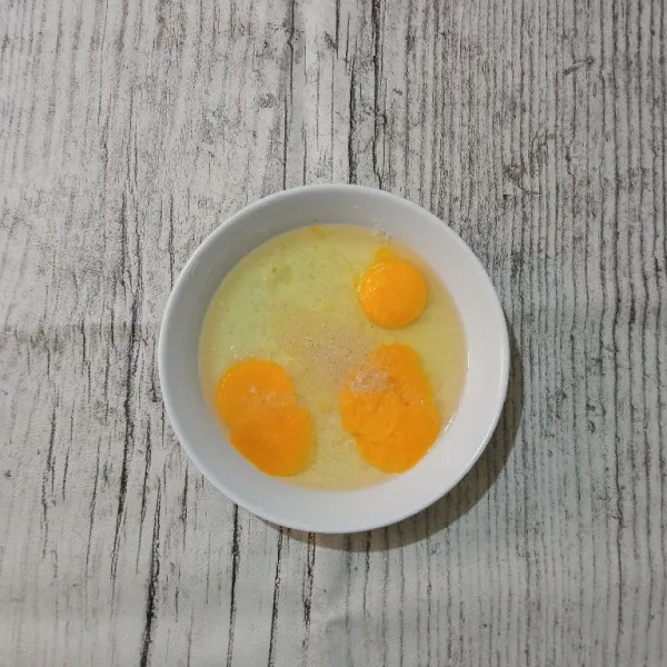 Siapkan wadah, masukkan telur, garam, lada bubuk dan kaldu jamur. Kocok hingga tercampur rata.