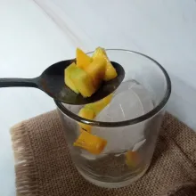 Masukkan potongan mangga.