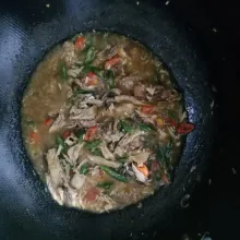 Masukkan ikan tongkol suwir. Aduk rata. Lalu tambahkan sedikit air.