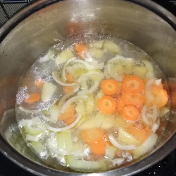 Tuang air dan setelah mendidih masukkan kentang serta wortel.