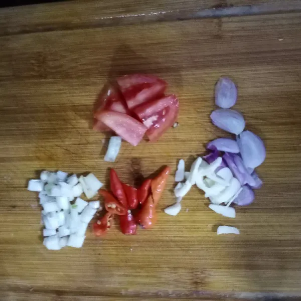 Rajang bawang, cabai dan tomat.