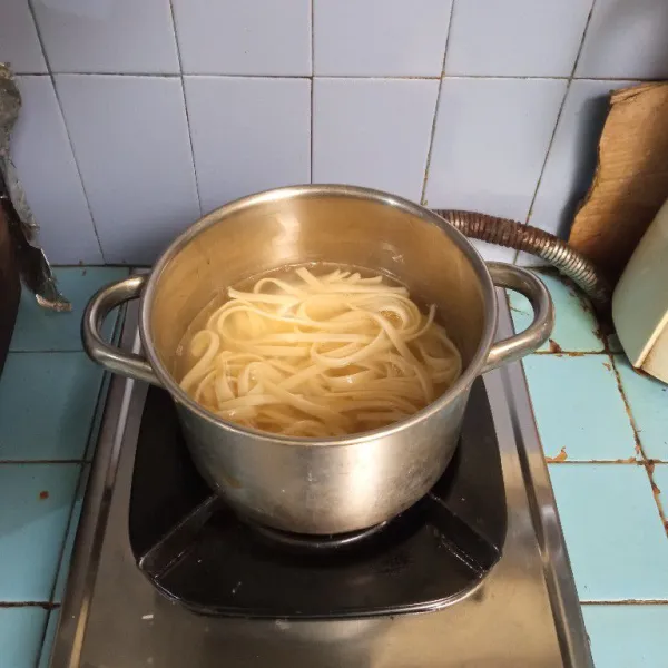 Rebus fettucini hingga empuk. Angkat dan tiriskan. Sisihkan.