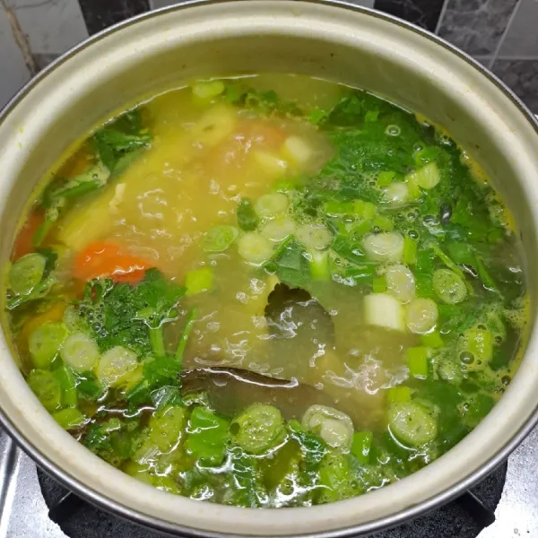 Masukkan irisan daun bawang dan seledri. Masak sebentar asal layu. Angkat dan sajikan.