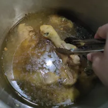 Masak ayam selama 20 menit (setelah mendesis pertama kali) menggunakan api sedang cenderung kecil.