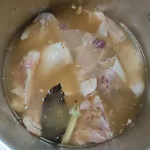 Masukkan air, aduk hingga tercampur rata, tes rasa.